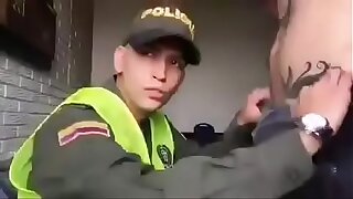 PolicÃ­a chupando una vergota hetero